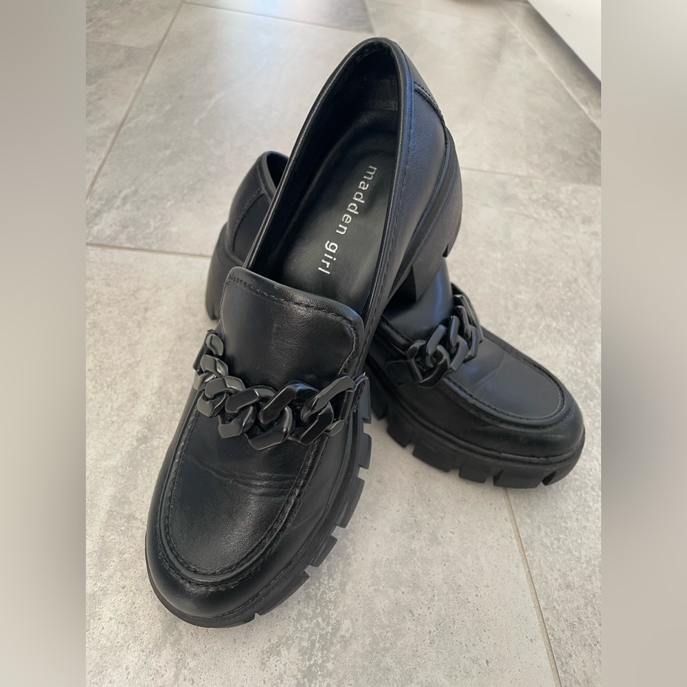 MADDEN GIRL Women's Black Hoxtonn Chain Lug Sole Block-Heel Loafers size 7.5